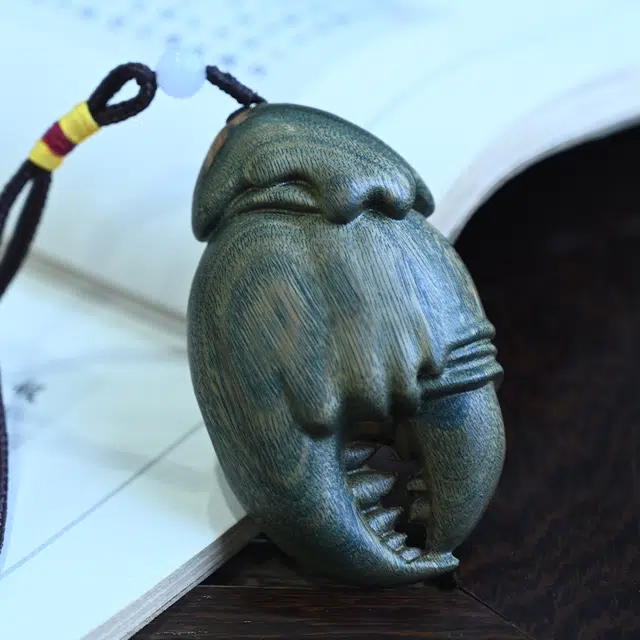 天纵 木雕蟹钳挂件手里有钱手工艺品 随身携带盘玩 檀木 木作把件 男女同款情侣款 绿檀