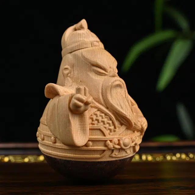 天纵 招财平安新中式手工创意办公室桌面装饰品  实木雕刻卡通版不倒翁关公文玩好运手把件 黄杨木 木作摆件 男女同款情侣款