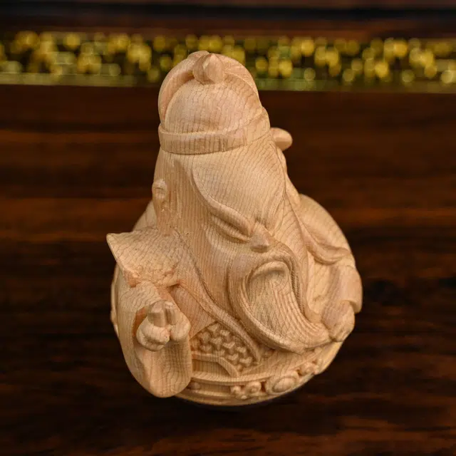 天纵 招财平安新中式手工创意办公室桌面装饰品  实木雕刻卡通版不倒翁关公文玩好运手把件 黄杨木 木作摆件 男女同款情侣款