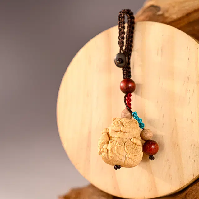 天纵 新中式国潮创意开运挂饰 招财进宝 八方汇财 实木雕刻招财猫盘玩钥匙扣包挂手工编绳国风好运挂件 黄杨木 把件 男女同款情侣款