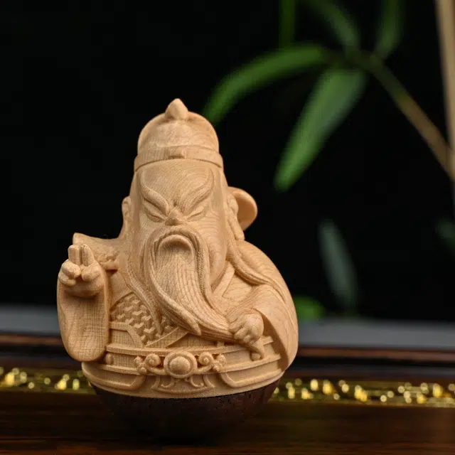 天纵 招财平安新中式手工创意办公室桌面装饰品  实木雕刻卡通版不倒翁关公文玩好运手把件 黄杨木 木作摆件 男女同款情侣款