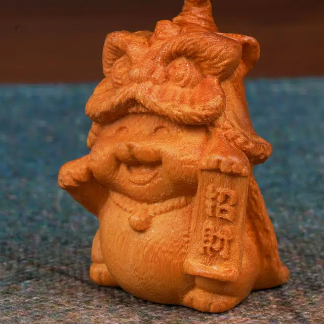 天纵 新中式复古创意文玩手把件 实木雕刻国潮醒狮招财猫 招财金宝 财运亨通 办公室桌面吉祥物手工艺品 黄金檀 摆件 男女同款情侣款