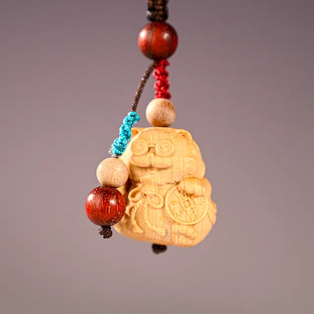 天纵 新中式国潮创意开运挂饰 招财进宝 八方汇财 实木雕刻招财猫盘玩钥匙扣包挂手工编绳国风好运挂件 黄杨木 把件 男女同款情侣款