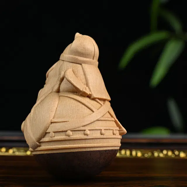 天纵 招财平安新中式手工创意办公室桌面装饰品  实木雕刻卡通版不倒翁关公文玩好运手把件 黄杨木 木作摆件 男女同款情侣款