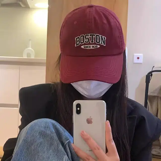 小猪班纳 美式字母刺绣红色棒球帽大头围显脸小韩版时尚百搭宽帽檐帽子 棉 鸭舌帽 男女同款情侣款