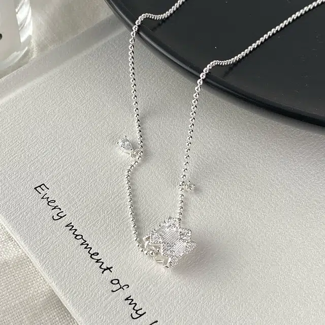 925