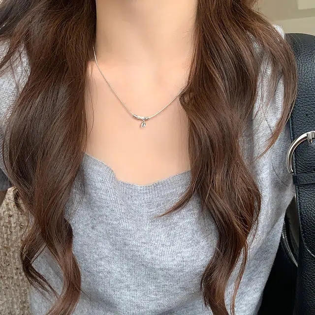 925