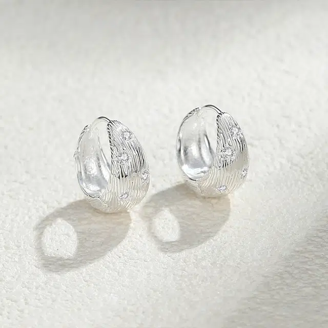 925