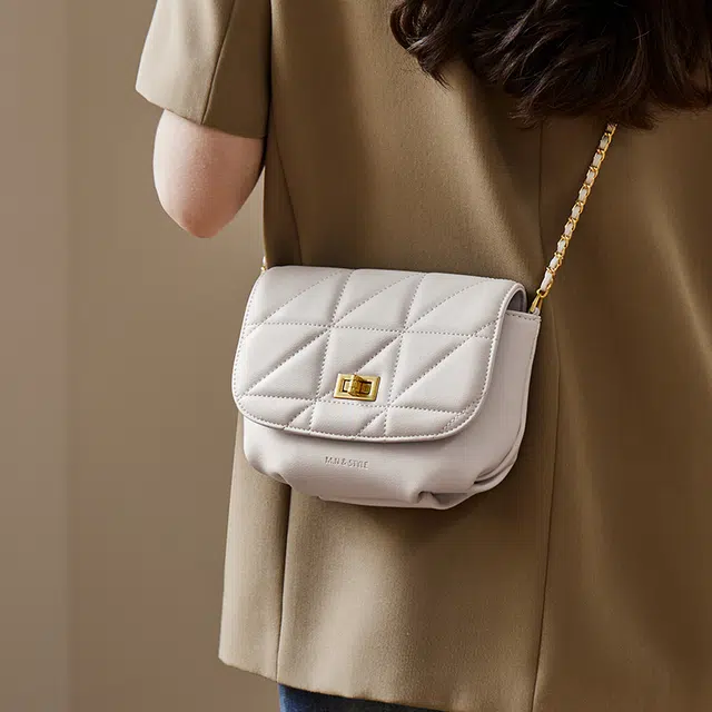 纳兰杜 包包女百搭潮流时尚女生高级感通勤菱格真皮女包 牛皮合成革 链条包马鞍包斜挎包单肩包 小号 女款 米白色/黑色
