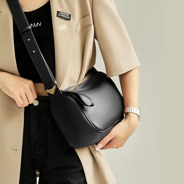 纳兰杜 大容量百搭款高级感时尚通勤实用休闲拉链开合 牛皮 枕头包单肩包斜挎包 大号 女款 黑色/白色/棕色