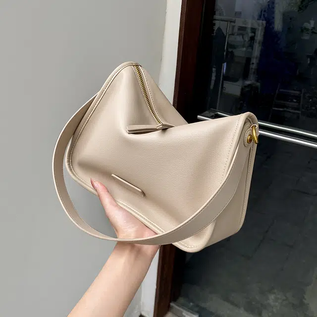 纳兰杜 高颜值百搭时尚简约休闲小众品牌女包 牛皮 腋下包枕头包斜挎包单肩包 中号 女款 黑色 / 盐咖色  / 奶杏色