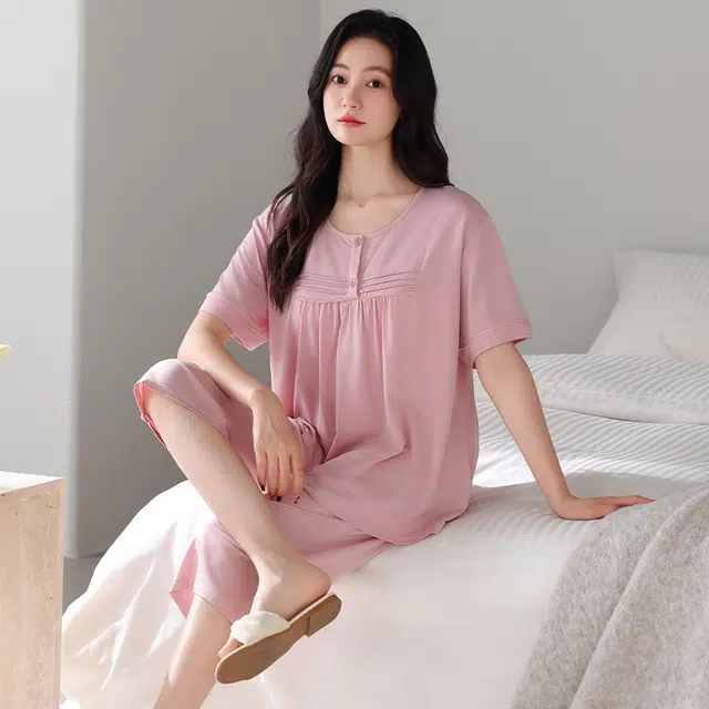 俏薇妮 简约凉感时尚潮流高级感带胸垫短袖七分裤家居服舒适透气休闲宽松可外穿睡衣套装 女款