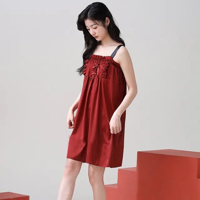 俏薇妮 简约纯色冰丝柔软时尚性感高级感吊带家居服休闲宽松舒适凉爽透气可外穿睡裙 女款 红色