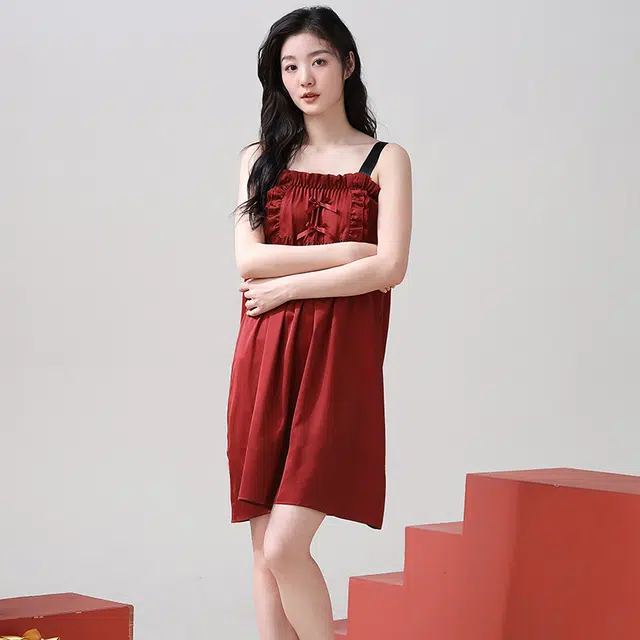 俏薇妮 简约纯色冰丝柔软时尚性感高级感吊带家居服休闲宽松舒适凉爽透气可外穿睡裙 女款 红色