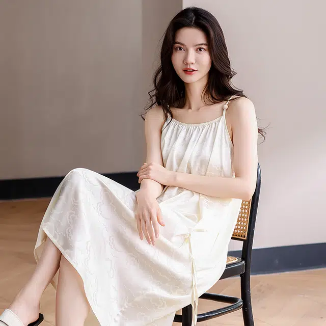 俏薇妮 柔软简约冰丝纯色时尚可爱高级感带胸垫无袖吊带家居服舒适透气休闲凉感可外穿睡裙 女款 杏色