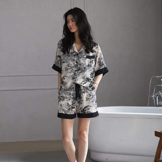 俏薇妮 新中式水墨画凉感冰丝高级感家居服实用短袖上衣短裤长裤三件套宽松薄款睡衣套装 女款 红色礼盒款 黑色