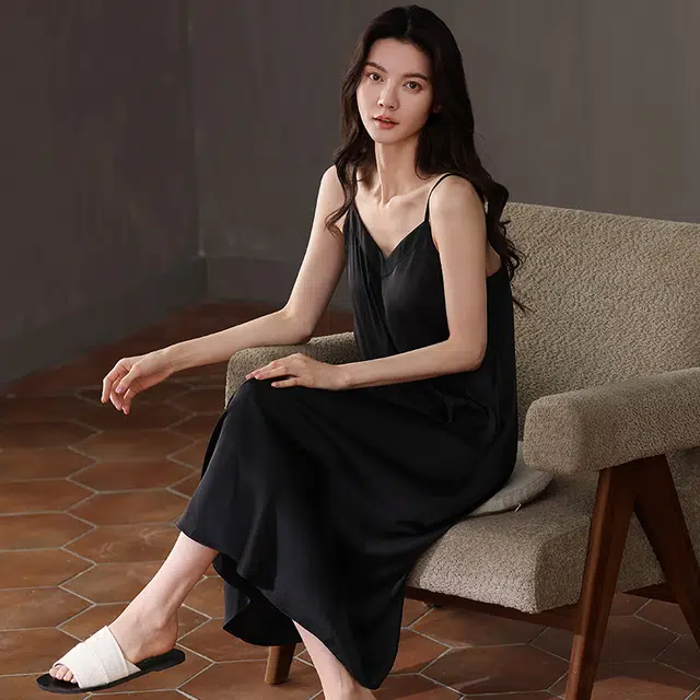 俏薇妮 柔软简约冰丝纯色时尚可爱高级感带胸垫无袖吊带家居服舒适透气休闲凉感可外穿睡裙 女款 黑色