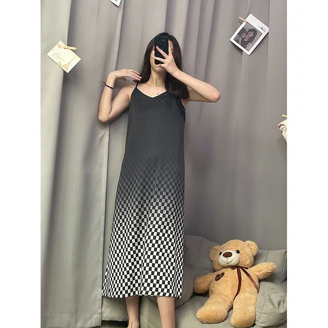 俏薇妮 睡裙女夏季吊带凉感冰丝家居服时尚渐变棋盘格可外穿女士睡衣 家居连衣裙 女款 渐变棋盘格