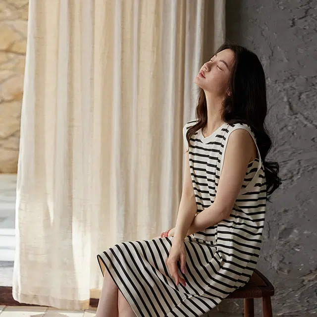 俏薇妮 简约凉感柔软条纹高级感带胸垫无袖家居服舒适透气休闲宽松可外穿睡裙 女款