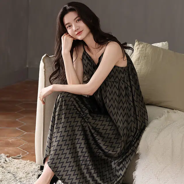 俏薇妮 柔软简约冰丝时尚波浪纹高级感带胸垫无袖吊带家居服舒适透气休闲凉感可外穿睡裙 女款 深灰色