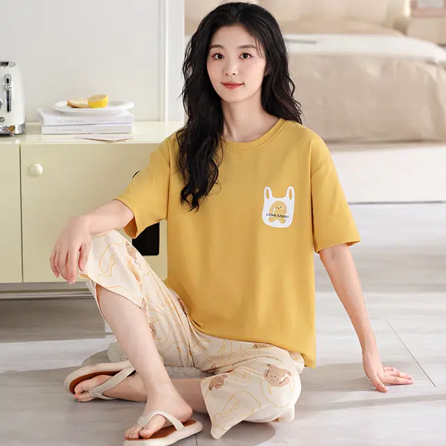俏薇妮 简约可爱时尚慵懒高级感短袖七分裤带胸垫家居服柔软舒适透气休闲宽松凉感可外穿睡衣套装 女款