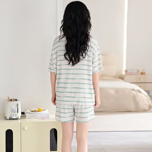 俏薇妮 简约凉感时尚潮流高级感带胸垫短袖短裤家居服舒适透气休闲宽松可外穿睡衣套装 女款