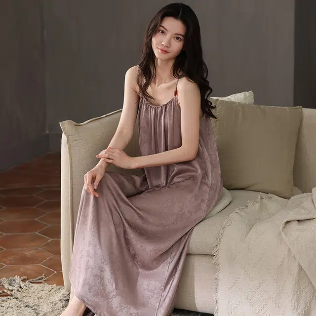 俏薇妮 柔软简约冰丝纯色时尚可爱高级感带胸垫无袖吊带家居服舒适透气休闲凉感可外穿睡裙 女款 玫瑰棕色