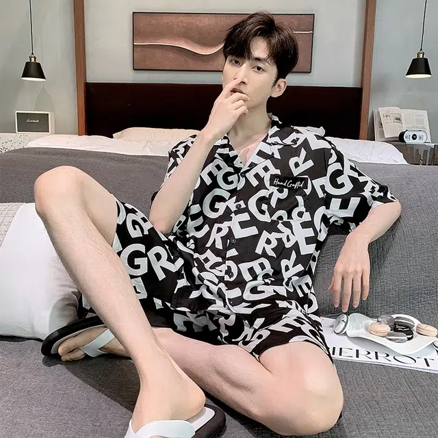 俏薇妮 凉感冰丝睡衣时尚潮流满印字母印花翻领休闲可外穿短袖家居服睡衣套装 男款 黑色