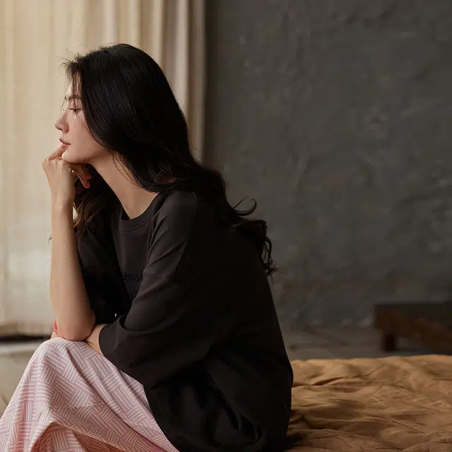 俏薇妮 简约时尚柔软带胸垫字母短袖格子长裤睡衣套装 女款 礼盒装 粉红色