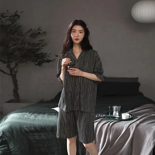 俏薇妮 简约家居服亲肤舒适凉感条纹短袖高级感实用可外穿五分裤睡衣套装 女款 黑色