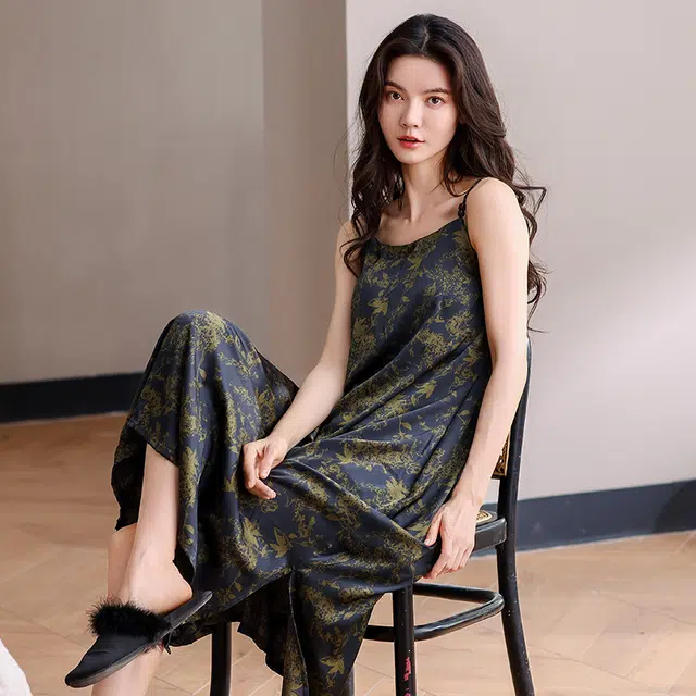 俏薇妮 柔软简约冰丝时尚温馨碎花高级感带胸垫无袖吊带家居服舒适透气休闲凉感可外穿睡裙 女款 蓝色