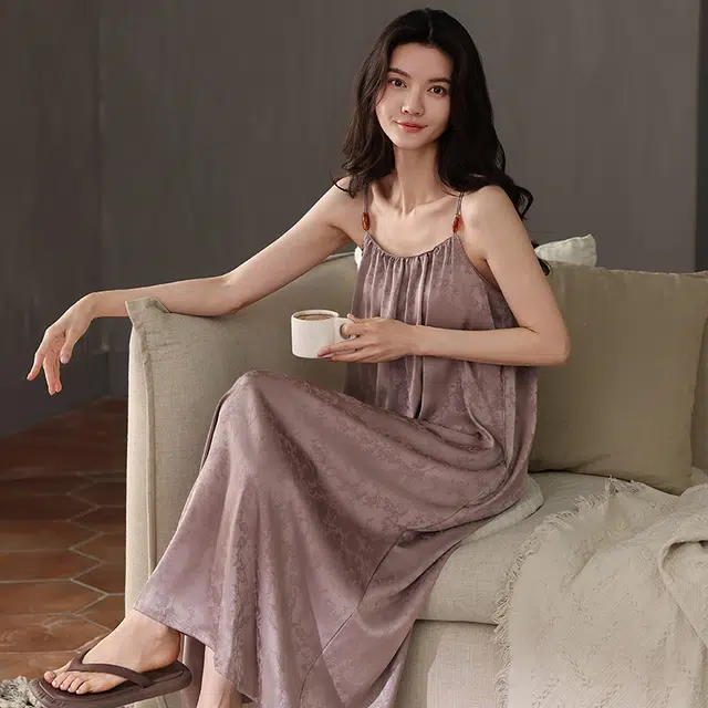 俏薇妮 柔软简约冰丝纯色时尚可爱高级感带胸垫无袖吊带家居服舒适透气休闲凉感可外穿睡裙 女款 玫瑰棕色