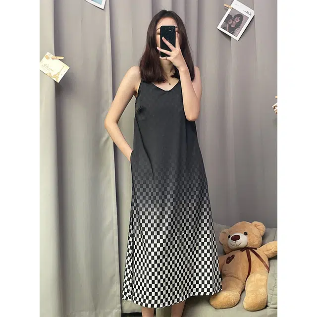 俏薇妮 睡裙女夏季吊带凉感冰丝家居服时尚渐变棋盘格可外穿女士睡衣 家居连衣裙 女款 渐变棋盘格