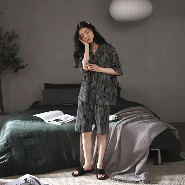俏薇妮 简约家居服亲肤舒适凉感条纹短袖高级感实用可外穿五分裤睡衣套装 女款 黑色