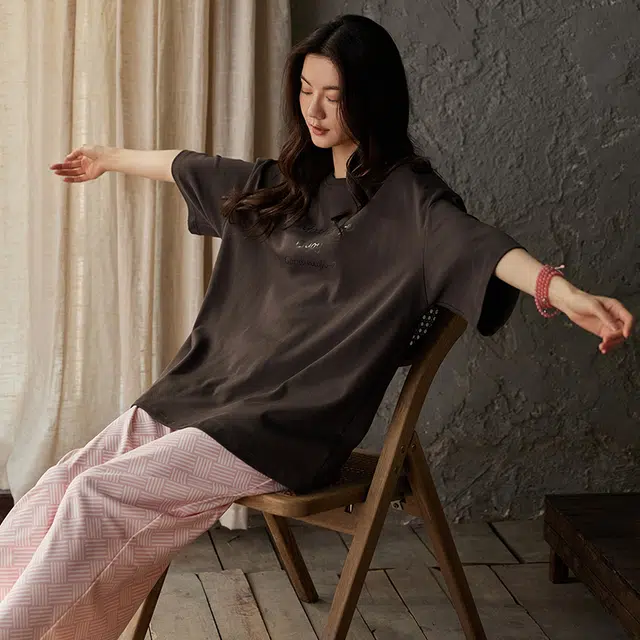 俏薇妮 简约时尚柔软带胸垫字母短袖格子长裤睡衣套装 女款 礼盒装 粉红色