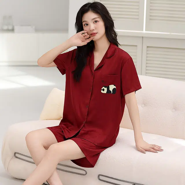 俏薇妮 简约纯色冰丝柔软可爱图案高级感短袖短裤家居服休闲宽松舒适凉爽透气可外穿睡衣套装 女款 红色