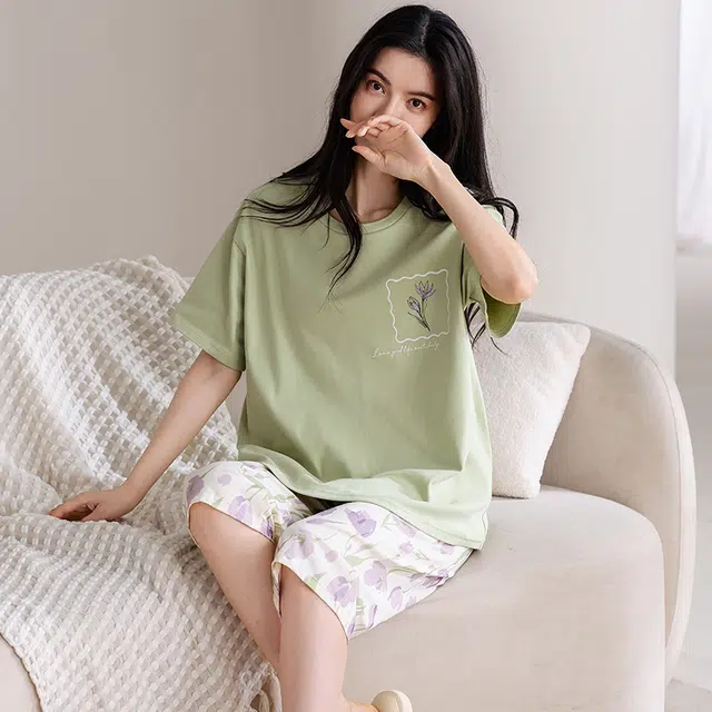 俏薇妮 简约纯棉时尚可爱花朵高级感短袖七分裤带胸垫家居服柔软舒适透气休闲宽松凉感可外穿睡衣套装 女款