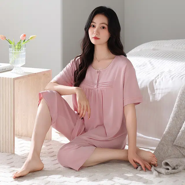 俏薇妮 简约凉感时尚潮流高级感带胸垫短袖七分裤家居服舒适透气休闲宽松可外穿睡衣套装 女款