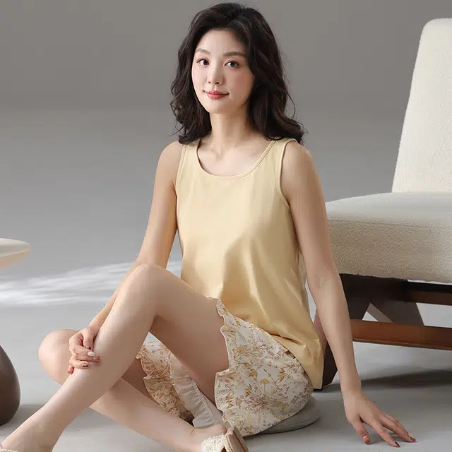 俏薇妮 纯色带胸垫圆领上衣碎花凉感透气三分裤睡衣套装 女款 浅黄色