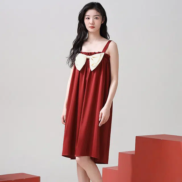 俏薇妮 简约纯色冰丝柔软时尚性感优雅高级感吊带家居服休闲宽松舒适凉爽透气可外穿睡裙 女款 红色