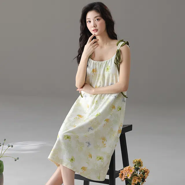 俏薇妮 小清新带胸垫蝴蝶花卉满印透气凉感无袖睡裙 女款 浅黄色