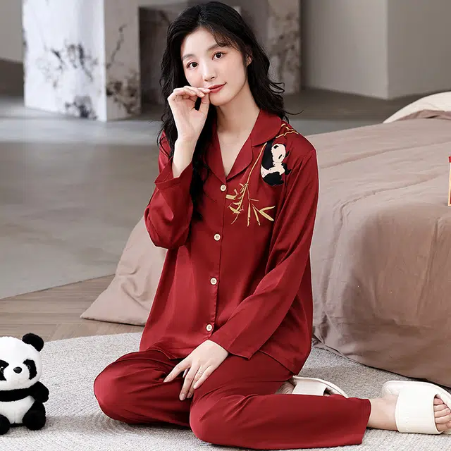 俏薇妮 简约纯色柔软喜庆冰丝可爱熊猫图案高级感翻领长袖长裤家居服宽松舒适休闲透气可外穿春秋睡衣套装 女款 红色