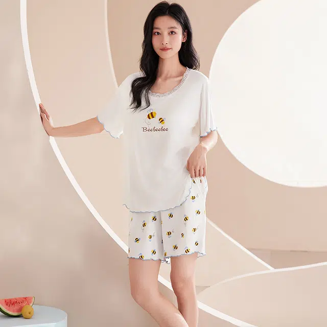 俏薇妮 简约时尚柔软可爱小蜜蜂图案带胸垫舒适透气休闲凉感可外穿短袖三分裤夏季睡衣套装 女款 米白色