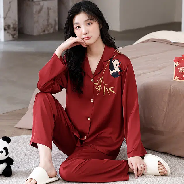 俏薇妮 简约纯色柔软喜庆冰丝可爱熊猫图案高级感翻领长袖长裤家居服宽松舒适休闲透气可外穿春秋睡衣套装 女款 红色