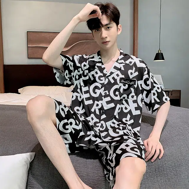 俏薇妮 凉感冰丝睡衣时尚潮流满印字母印花翻领休闲可外穿短袖家居服睡衣套装 男款 黑色