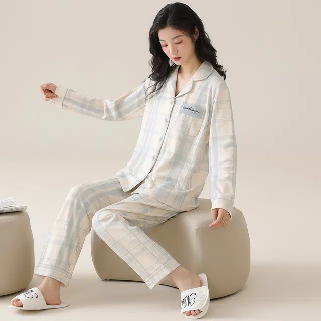 俏薇妮 简约可爱字母格子高级感翻领长袖长裤家居服休闲舒适可外穿睡衣礼盒 女款 杏色