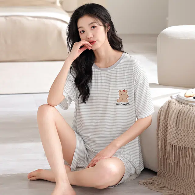 俏薇妮 简约冰丝柔软凉感时尚可爱高级感带胸垫短袖短裤家居服舒适透气休闲宽松可外穿夏季睡衣套装 女款