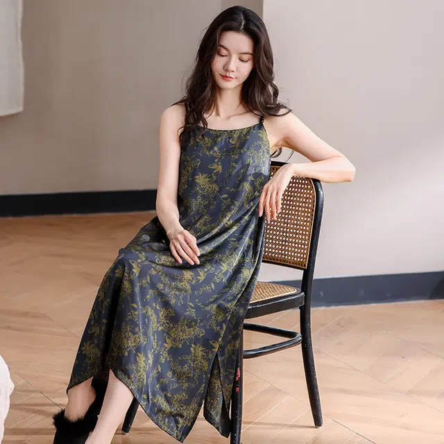 俏薇妮 柔软简约冰丝时尚温馨碎花高级感带胸垫无袖吊带家居服舒适透气休闲凉感可外穿睡裙 女款 蓝色