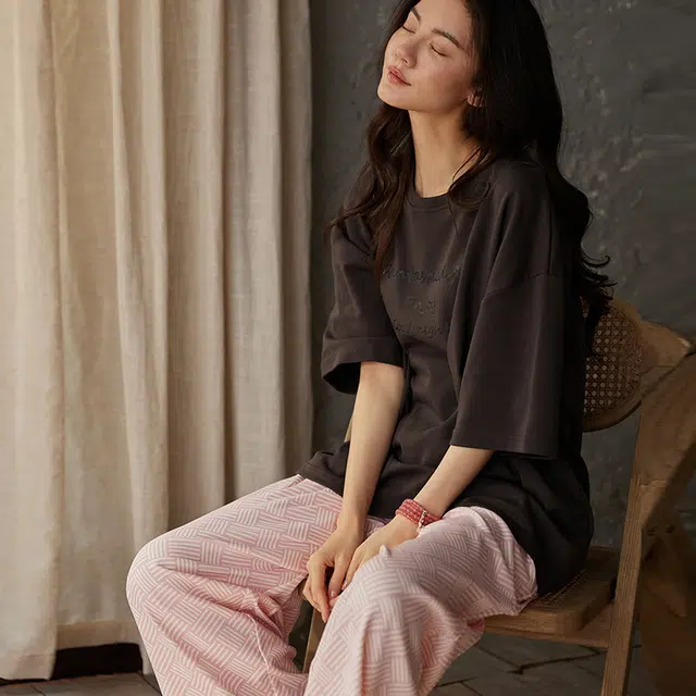 俏薇妮 简约时尚柔软带胸垫字母短袖格子长裤睡衣套装 女款 礼盒装 粉红色