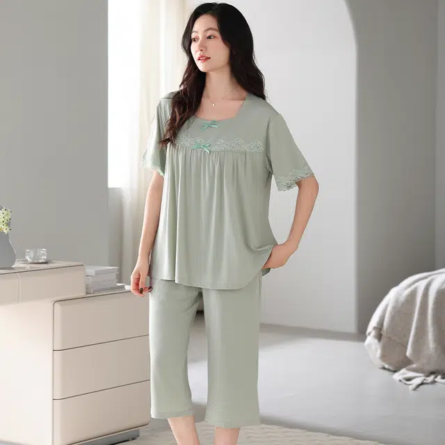 俏薇妮 简约冰丝柔软纯色凉感时尚可爱蕾丝边高级感带胸垫短袖七分裤家居服舒适透气休闲宽松可外穿夏季睡衣套装 女款